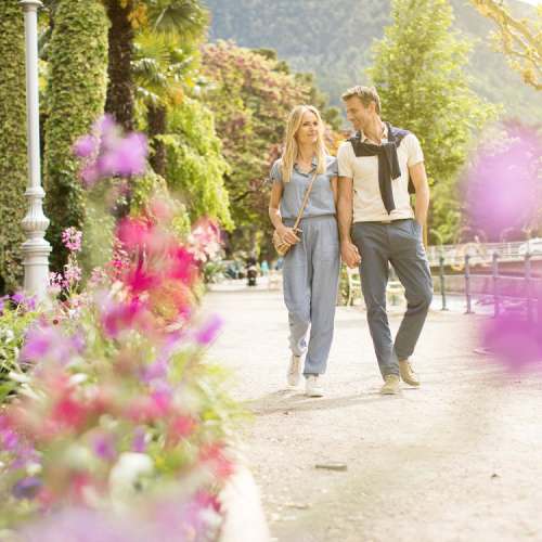 Paar spaziert im Frühling entlang der Talferpromenade