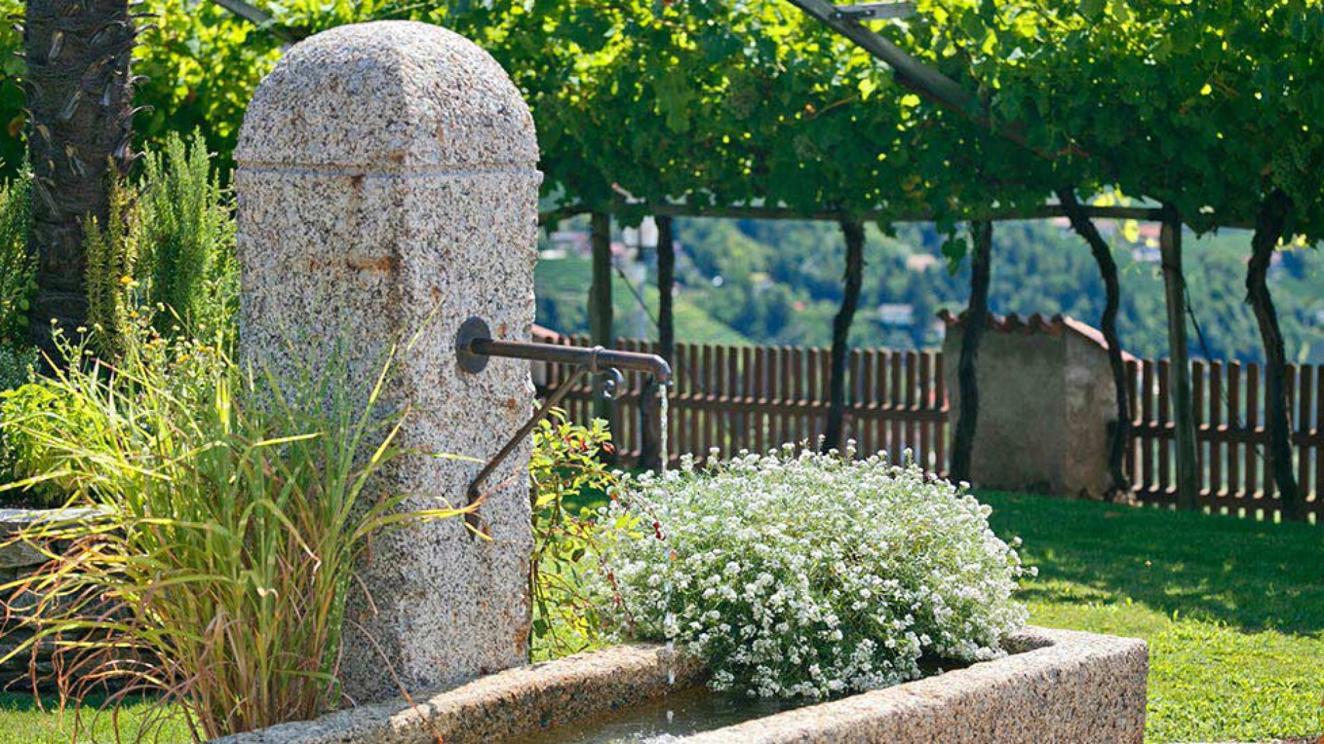 Brunnen im Garten am Mayerhof in Kuens bei Meran/Südtirol