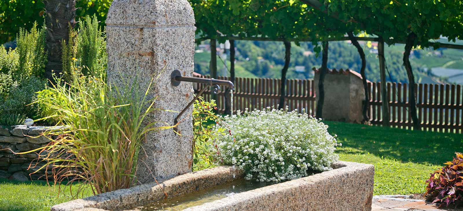 Il giardino del maso Mayerhof a Caines presso Merano, Sudtirolo